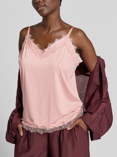 Frauenmodel trägt Top mit Spitzenbesatz Modell 'BICCO' von FREE/QUENT in Rosa, elastischer Stoff, Nahaufnahme Oberkörper, körpernah, V-Ausschnitt