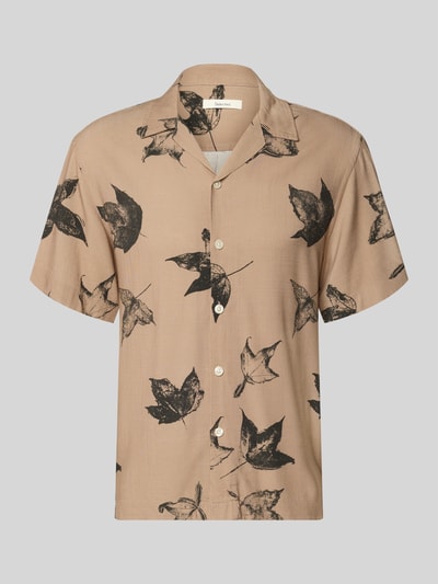 Produktfoto, beiges Regular-Fit Freizeithemd aus reiner Viskose Modell 'TERRY' von SELECTED HOMME mit schwarzem Blätterprint und Knopfleiste.
