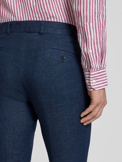 Mannenmodel draagt Leinenhose mit französischen Eingrifftaschen Modell 'Tomte' van Carl Gross, zuiver linnen, straight fit, knoop- en ritssluiting, steekzakken, strookzak aan de achterkant, bandwijdte maat 50: 45 cm, binnenbeenlengte maat 50: 80 cm, achteraanzicht, detailopname rug.