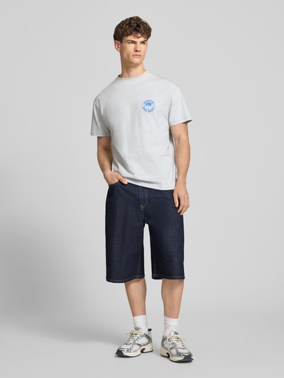Męski model nosi Bermudas im 5-Pocket-Design Modell 'Script' od BLKVIS, czysta bawełna, krój wide leg fit, szerokość w rozmiarze 32: 42 cm, długość nogawki wewnętrznej w rozmiarze 32: 33 cm, wygląd dżinsowy, ciemnoniebieski, widok całej sylwetki z przodu.