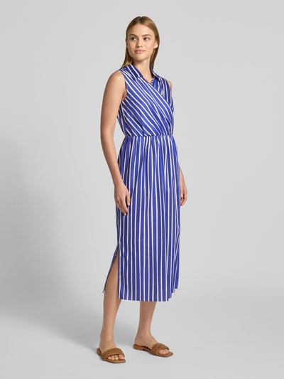 Frauenmodel trägt Midikleid in Wickel-Optik von Marc Cain aus reiner Baumwolle, blau-weiß mit Streifen, gerader Schnitt, Ganzkörperansicht von vorne.