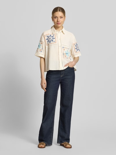 Frauenmodel trägt Boxy Fit Bluse aus Leinen-Baumwoll-Mix von Jake*s Casual, Naturfarbe mit blauen Stitchings, Hemdblusenkragen, Ganzkörperansicht von vorne.