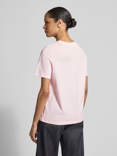 Frauenmodel trägt Regular Fit T-Shirt aus reiner Baumwolle von s.Oliver RED LABEL, Pastellrosa, unifarben, Stickerei, Ganzkörperansicht Rückansicht.