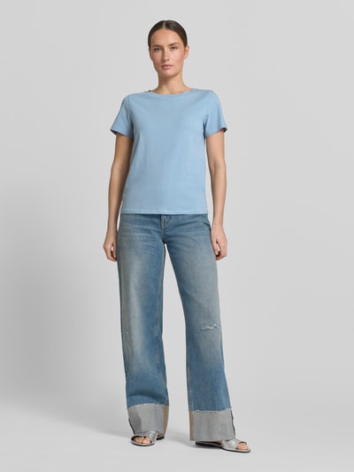Vrouwenmodel draagt Regular Fit T-Shirt uit katoenmix model 'MULTIF' van Weekend Max Mara, uni, jersey, logo-print, lichtblauw, ronde hals, korte mouw, voorkant volledig zichtbaar, full-body vooraanzicht.
