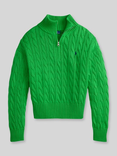 Produktfoto, Troyer mit Zopfstrickmuster von Polo Ralph Lauren in Grün, reine Baumwolle, Regular Fit, Stehkragen mit Reißverschluss, elastische Abschlüsse, Logo-Stitching, feine Strickstruktur.