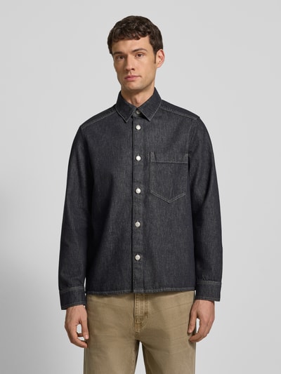 Mężczyzna nosi Hemdjacke mit Knopfleiste Modell 'DIEGGO' od Drykorn, bawełna, regular fit, szara, z kieszenią, widok z przodu, ujęcie całej sylwetki.