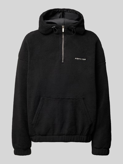 Produktfoto, schwarzer Herren Fleecepullover mit Reißverschluss und Känguru-Tasche Modell 'Olten' von Pegador, Label-Stitching, Relaxed-Fit, Kapuze mit Tunnelzug, strukturierte Oberfläche