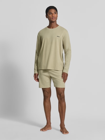 Männermodel trägt Regular Fit Langarmshirt aus Baumwoll-Mix Modell 'WAFFLE LS-SHIRT' von BOSS in Beige, Ganzkörperansicht von vorne. Herren Langarmshirt von BOSS.