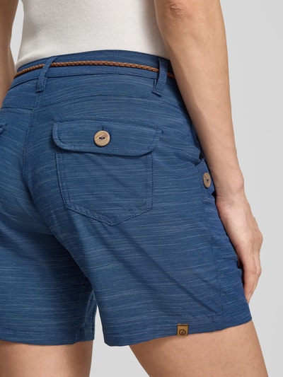 Frauenmodel trägt Bermudas mit Bindegürtel und Eingrifftaschen von G.I.G.A. DX, blaue Struktur, Baumwoll-Mix mit Stretch-Anteil, Detailaufnahme Rückansicht