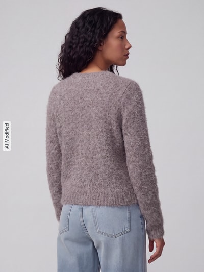 Kobiece model nosi kardigan rozpinany Regular Fit Strickjacke mit Woll-Anteil model 'NOVAH' od VERO MODA, szara tekstura, widok całej sylwetki od tyłu, KI-modifiziertes Bild.