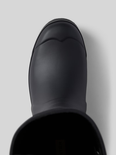 Produktfoto, Stiefel mit Label-Patch von Hunter, schwarze Farbe, abgerundete Passform, strukturierte Oberfläche, Detailaufnahme, Damen Stiefel von Hunter, Label-Patch, Blockabsatz, strukturierte Sohle, Zier-Applikation mit Dornschließe, Absatzhöhe 3 cm, Schafthöhe 26 cm, Schaftweite 15 cm