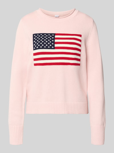 Produktfoto, Strickpullover mit Rundhalsausschnitt von GAP in zartem Rosa mit USA-Flagge, Reine Baumwolle, Regular-Fit, gerippte Abschlüsse. Rückenlänge 53 cm, Ärmellänge 64 cm, Damen.
