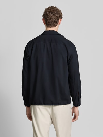 Männermodel trägt Regular Fit Overshirt mit Baumwoll-Anteil - Marc O'Polo × DFB Travel Collection, unifarben, Ganzkörperansicht Rückansicht