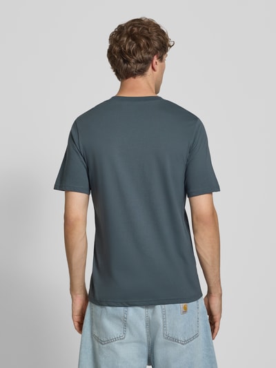 Männermodel trägt Regular Fit T-Shirt mit Logo-Print Modell 'Munk' von JACK & JONES in Blau, reine Baumwolle, Rückenlänge 74 cm, Ganzkörperansicht Rückansicht
