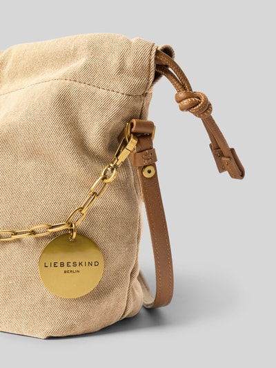 Productfoto, handtas 'Handtasche met logo-detail model 'LYA'' van LIEBESKIND BERLIN in beige stof met goudkleurige ketting, hoofdvak met tunnelkoord, smalle schouderband, breedte 33 cm, lengte 22 cm, diepte 12 cm, bandlengte 125 cm, context dames handtas van LIEBESKIND BERLIN