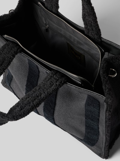 Produktfoto, Tote Bag mit Logo-Detail Modell 'Montone' von Liu Jo White, schwarzer Teddyfellbesatz, Reißverschluss, Hauptfach sichtbar, Größe 41x30x20 cm, Schulterriemen 42 cm, neutrale Farbtöne, strukturierte Oberfläche