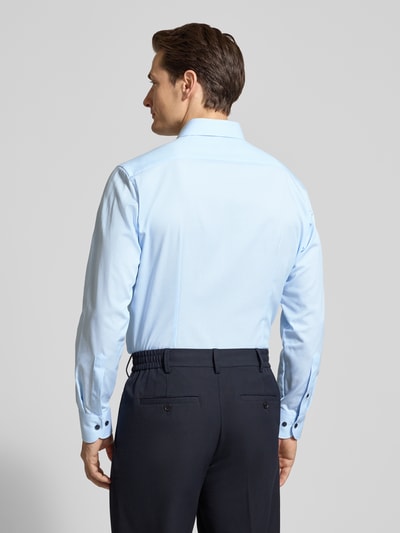 Męski model nosi Regular Fit Business-Hemd mit Kentkragen od OLYMP, jasnoniebieski, czysta bawełna, z kieszenią na piersi, krój regular fit, długość tyłu w rozmiarze 40: 70 cm, szerokość w rozmiarze 40: 45 cm, długość rękawa w rozmiarze 40: 65 cm, widok całej sylwetki z tyłu.