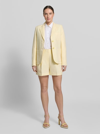 Vrouwenmodel draagt Blazer aus Leinen-Mix mit Reverskragen und Brusttasche van MICHAEL Michael Kors, zachtgeel, recht model, mix van linnen en katoen, reverskraag, knoopsluiting, borstzak, opgestikte steekzakken, ruglengte bij maat 36: 64 cm, borstwijdte 48 cm, mouwlengte 62 cm, blazerlook, voorkant volledig zichtbaar, full body vooraanzicht.