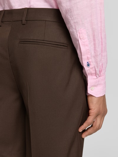 Männermodel trägt Loose Fit Bermudas mit Woll-Anteil Modell 'OTTO' von SELECTED HOMME, Optik: Unifarben, Bundfalten, Paspeltaschen, Nahaufnahme Rückansicht.