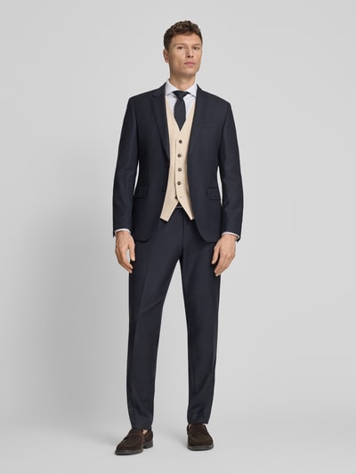 Männermodel trägt Slim Fit Anzugweste mit Woll-Anteil Modell 'NEIL' von SELECTED HOMME, Optik: Unifarben, Ganzkörperansicht von vorne.