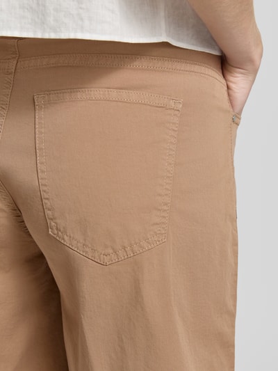 Frauenmodel trägt Regular Fit Bermuda aus Baumwoll-Mix Modell 'MAINE B' von Brax, Optik: Unifarben, Detailaufnahme Rückansicht.