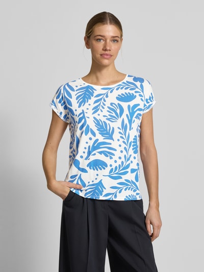 Frauenmodel trägt Relaxed Fit T-Shirt aus Lyocell-Mix Modell 'AVA' von Vero Moda mit Optik:Allover-Muster, Blattmuster, Rundhals, Kurzarm, Jersey und Farben Weiß und Blau, Ganzkörperansicht von vorne.