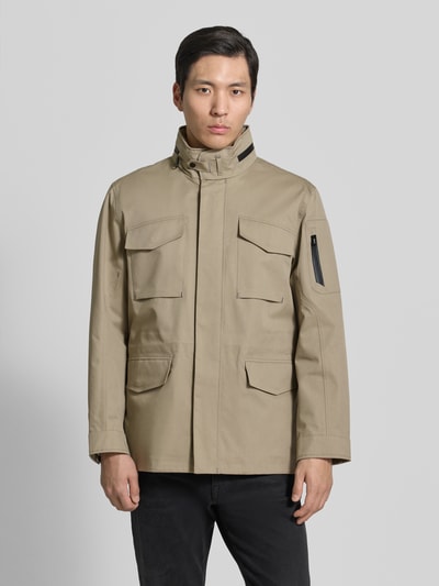 Männermodel trägt Jacke mit Stehkragen und Pattentaschen Modell 'DEFENDER' von G-LAB aus Baumwoll-Mix, Regular-Fit, Ganzkörperansicht von vorne.
