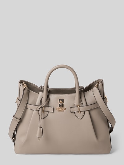 Produktfoto, beigefarbene Handtasche in Leder-Optik mit Logo-Applikation von Guess, goldfarbene Details, abnehmbarer Schulterriemen, strukturierte Oberfläche, Maße: 40x25x13 cm, Reißverschluss und Innenfach