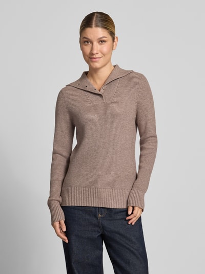 Frauenmodel trägt Sim Fit Pullover aus Viskose-Mix von Christian Berg Woman in Strick-Optik, Troyer-Kragen, braun, Ganzkörperansicht von vorne.