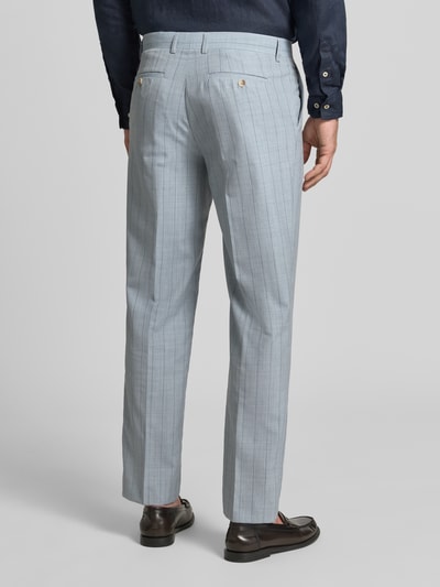 Männermodel trägt Straight Fit Hose mit Leinen-Anteil Modell 'Wesley' von Matinique, hellgrau, Bügelfalten, Gesäßtaschen, Ganzkörperansicht Rückansicht.