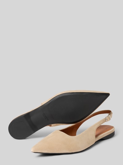 Produktfoto, Damen Ballerina aus echtem Leder Modell 'HERMINE' von Vagabond in beigem Veloursleder, spitze Schuhspitze, flache Absatzform, Label-Prägung, Dornschließe, strukturierte Sohle, Lederoptik, Materialverarbeitung Veloursleder.