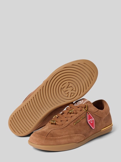 Produktfoto, Sneaker aus Leder mit Zierperlen Modell 'NOLAN LACE UP' von MICHAEL Michael Kors, brązowy, zaokrąglony kształt, ozdobne perły, siateczkowa tekstura, logo, wysokość obcasa 2 cm, wysokość cholewki 6 cm, szerokość w rozmiarze 40: 9 cm