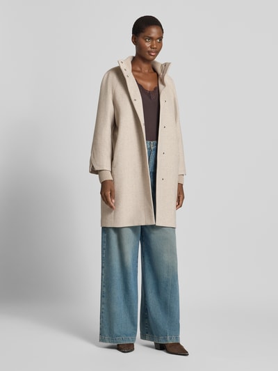 Frauenmodel trägt Mantel aus Woll-Mix mit gestricktem Stehkragen von COMMA in Beige, seitliche Eingrifftaschen, gerade Passform, Ganzkörperansicht von vorne.