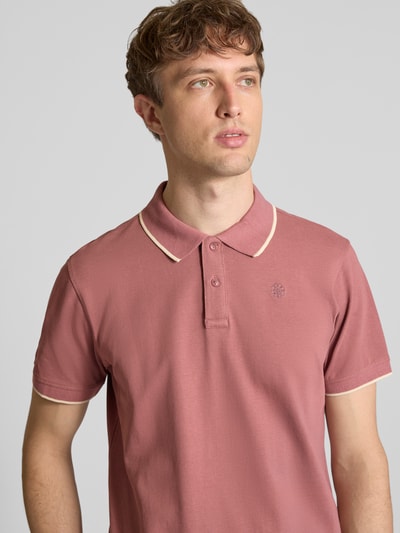 Männermodel trägt Regular Fit Poloshirt mit Logo-Stitching Modell 'Hedin' von Blend in Altrosa, reine Baumwolle, Nahaufnahme Oberkörper.