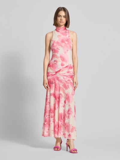 Frauenmodel trägt Cocktailkleid im Allover-Look mit Knotendetail von Bardot, Maxikleid aus Material-Mix mit Stretch-Anteil, figurbetonter Schnitt, Stehkragen, rosa-weiße Farbkombination, Glattstruktur, Rückenlänge bei Größe S: 135 cm, Brustweite bei Größe S: 24 cm, Ganzkörperansicht von vorne.