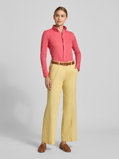 Frauenmodel trägt Regular Fit Hemdbluse aus reiner Baumwolle von Polo Ralph Lauren in Unifarbe mit Logo-Stitching, Ganzkörperansicht von vorne.