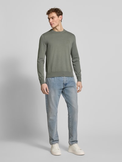 Männermodel trägt Regular Fit Strickpullover aus Baumwoll-Kaschmir-Mix Modell 'KANOVANO_S' von BOSS Orange in Uni-Optik, Ganzkörperansicht von vorne.