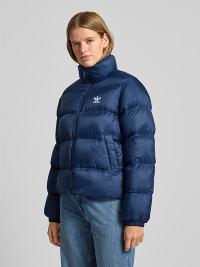 adidas Originals Pikowana kurtka o kroju regular fit z wyhaftowanym logo Niebieski 4