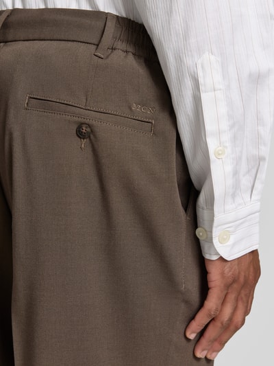 Männermodel trägt Straight Fit Hose mit viscose-aandeel van MCNEAL, elastische materiaalmix, bandplooien, achterzak, detailaufnahme