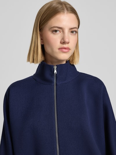 Frauenmodel trägt Relaxed Fit Jacke in Strick-Optik mit Stehkragen von windsor., navyblau, reine Baumwolle, Nahaufnahme Oberkörper.