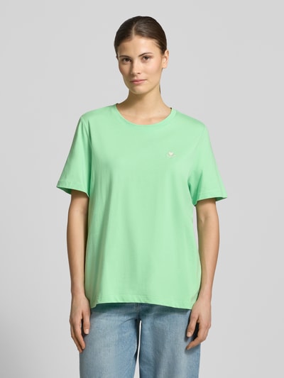 Frauenmodel trägt Regular Fit T-Shirt aus reiner Baumwolle von s.Oliver RED LABEL in Mintgrün, unifarben, kurze Ärmel, Rundhals, Ganzkörperansicht von vorne.