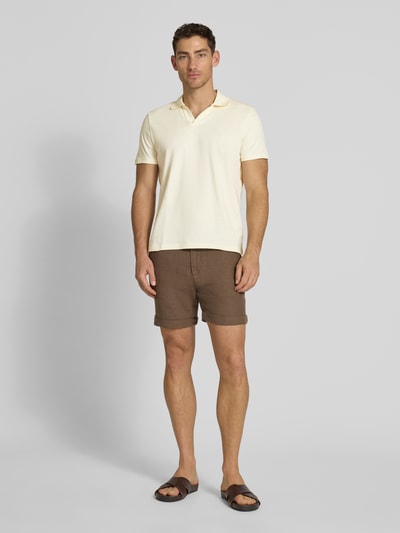 Männermodel trägt Slim Fit Poloshirt mit V-Ausschnitt von MCNEAL in Creme, reine Baumwolle, Polokragen, Ganzkörperansicht von vorne