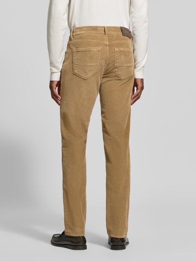 Männermodel trägt beige Straight Fit Cordhose aus Baumwoll-Mix Modell 'Mythos Flex Cord' von Brax, Herren Cordhose, Ganzkörperansicht Rückansicht.