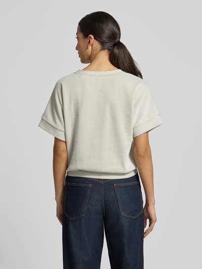Modelka nosi Sweatshirt mit 1/2-Arm Modell 'Gimos' od OPUS, mieszanka bawełny i wiskozy, krój regular fit, okrągły dekolt, rękaw o dł. 1/2, widok całej sylwetki z tyłu