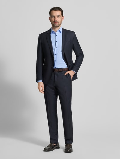 Männermodel trägt Super Slim Fit Business-Hemd mit Kentkragen von OLYMP No. Six, hellblau, einfarbig, Ganzkörperansicht von vorne. Baumwoll-Elasthan-Mix, klassischer Schnitt für Herren, Rückenlänge 81 cm, Schulterbreite 44 cm, Ärmellänge 68 cm.