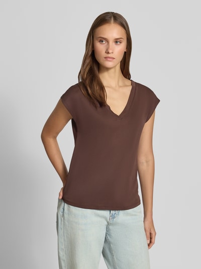 Frauenmodel trägt Regular Fit T-Shirt aus Modal-Mix Modell 'FREE' von ONLY, braun, glatte Oberfläche, Damen T-Shirt von ONLY, Ganzkörperansicht von vorne.