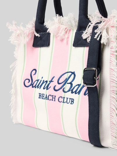 Produktfoto, Handtasche mit Label-Print und Fransen Modell 'COLETTE' von MC2 Saint Barth aus Reine Baumwolle mit Hauptfach, Reißverschluss, Tragehenkel, Schulterriemen, rosa-weiß gestreiftes Design, breite 28 cm, länge 23 cm, tiefe 14 cm, länge Schulterriemen 117 cm, strukturierte Oberfläche