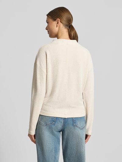 Frauenmodel trägt Relaxed Fit Sweatshirt mit Stehkragen Modell 'Serata' von Opus im elastischen Viskose-Mix mit Strukturmuster, Ganzkörperansicht Rückansicht.