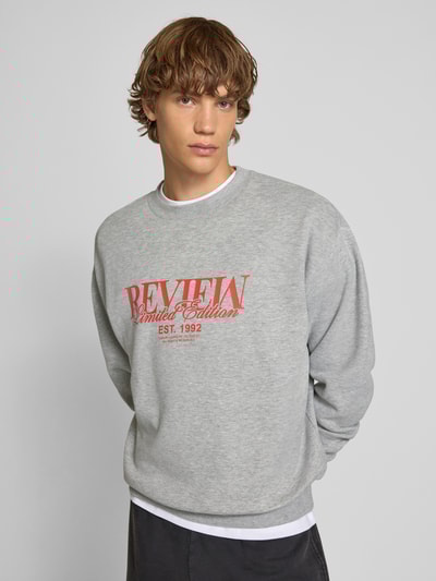 REVIEW Sweatshirt mit Rundhalsausschnitt und Label-Print Hellgrau Melange 3