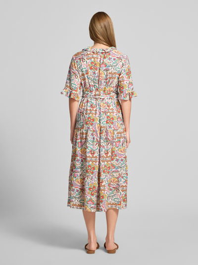 Frauenmodel trägt Midikleid aus Viskose-Mix mit Bindegürtel von Christian Berg Woman, bunt gemustert, Taillierter Schnitt, Umlegekragen, V-Ausschnitt, Rüschenärmel, Rückenlänge bei Größe 36: 124 cm, Brustweite bei Größe 36: 30 cm, Ärmellänge bei Größe 36: 34 cm, Ganzkörperansicht Rückansicht.